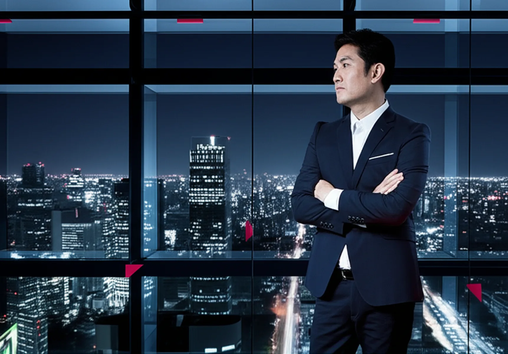 標準報酬月額の上限引上げで手取り激減?高年収層への影響と対策 - 都心のオフィスビルが立ち並ぶ夜景を背景に、スーツ姿のビジネスパーソンが窓際で腕を組んで考え込んでいる