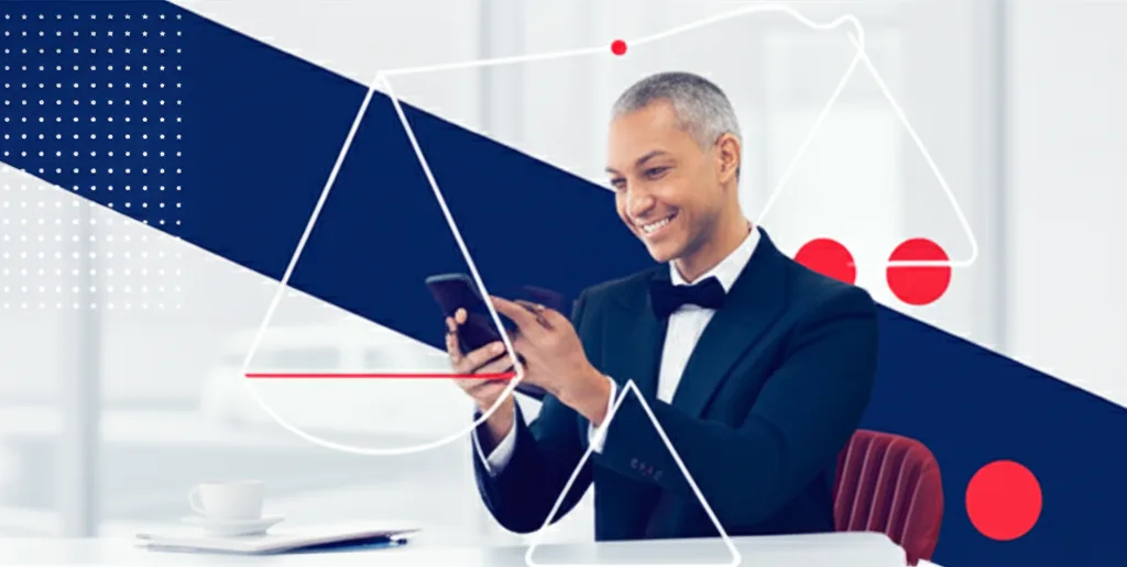 標準報酬月額の上限引き上げで年11万円負担増の全貌 - 明るいカフェで笑顔でスマートフォンを見る30〜40代のビジネスパーソン、前向きな雰囲気